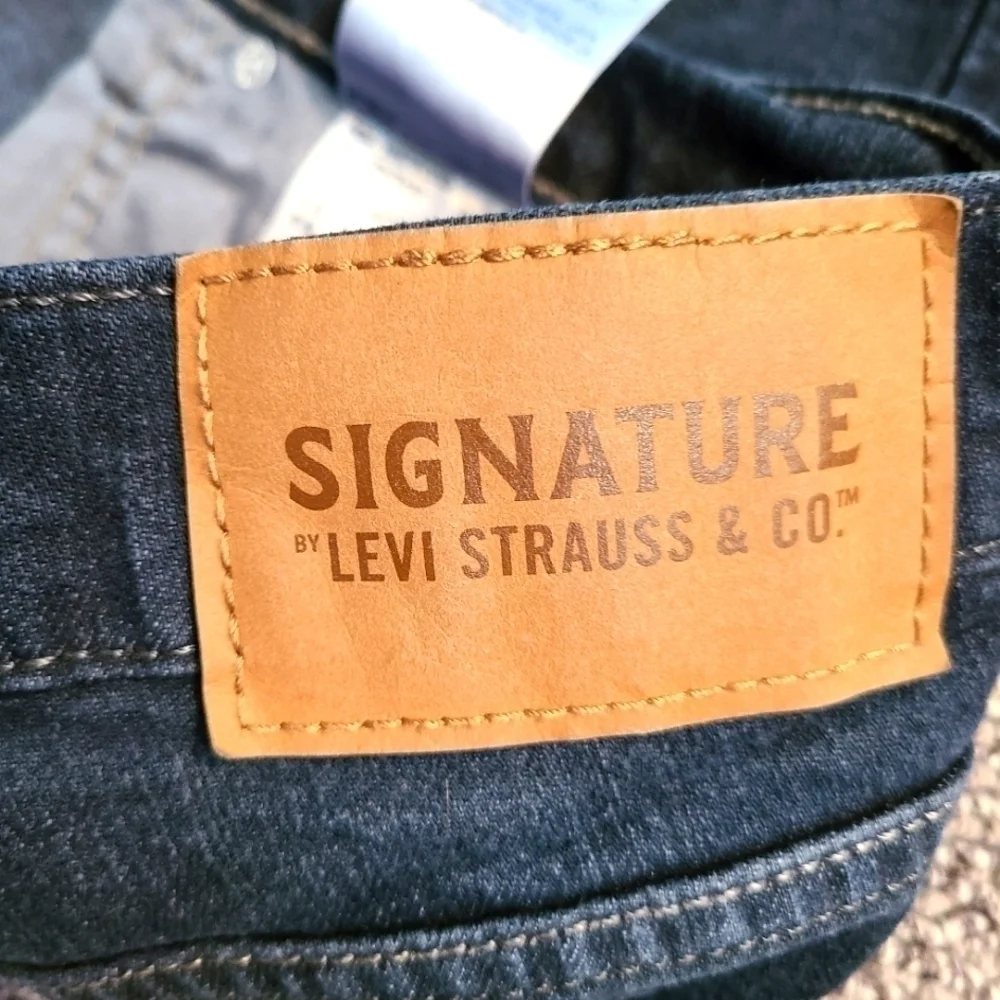 Levi Strauss & Co. SIGNATURE Jeans Mid Rise Dark Wash Denim Slim Straight Leg - Picture 6 of 8